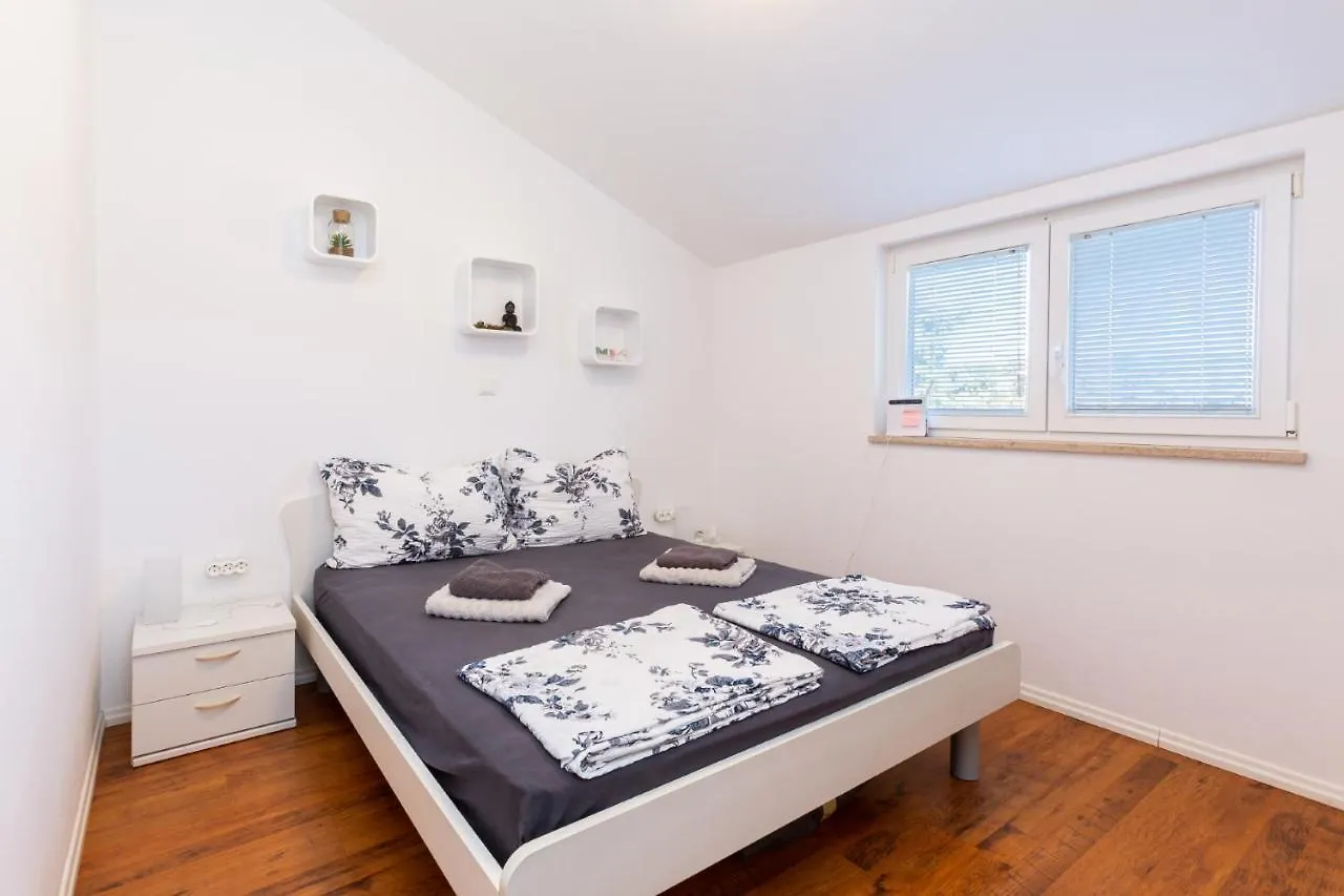 David - Anica Apartment Medulin 0*,  Croatia
